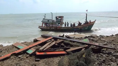 คลื่นซัดเรือประมงลอบปูขนาดใหญ่อับปาง เกยหาดเมืองคอน (คลิป)