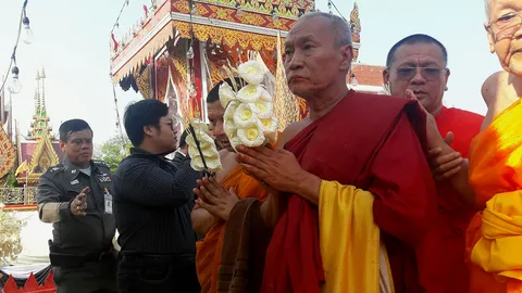 ศิษย์แห่ร่วมพิธีสลายสรีระสังขาร หลวงปู่น่วม เกจิดังบ้านกร่าง สุพรรณฯ