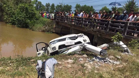 นร.กลับจากกวดวิชาตัวเมืองสุราษฎร์ฯ ปาเจโร่เสยสะพานตกคลอง ดับ 3 เจ็บ 4