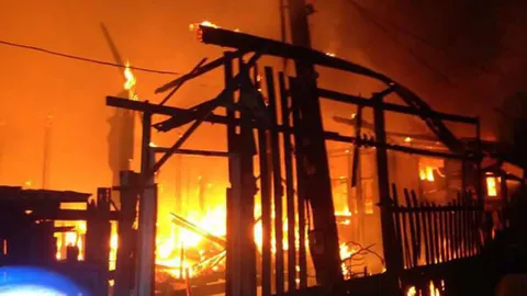 ไฟไหม้บ้านประชาชน ในซอยวัดโยธินประดิษฐ์ วอด 8 หลัง พบคนเจ็บ 2 ราย