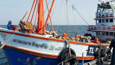 ศปมผ.เข้าจับ 2 เรือประมงอวนลาก บริเวณอ่าวไทยหลังทำผิด ก.ม.ประมงพาณิชย์