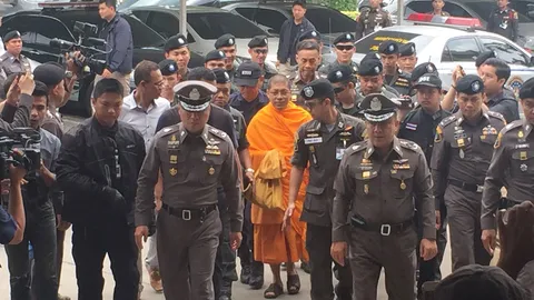 'พระสนิทวงศ์' มอบตัว กองปราบ-'ป้าเช็ง' รายงานตัว ตชด.ภ.1 (คลิป)