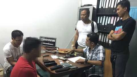 รวบพนง.ขายห้างดังเมืองคอน ลอบค้ายาบ้า แถมมีปืนไว้ในครอบครองอื้อ