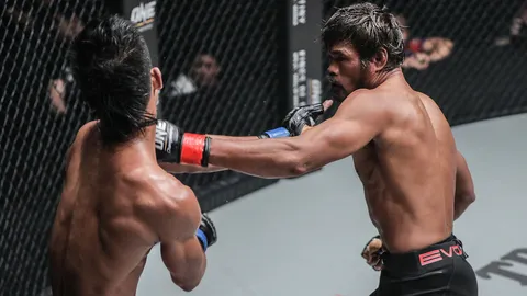 ยอดสนั่น โกงตาย! หน้าเขียวกัดฟันหมดยกแรก ก่อนน็อกนักสู้ปินส์ยกสอง