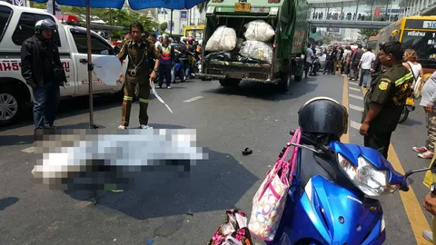 สามีร่ำไห้เห็นคาตา! ขับจยย.ล้มรถขยะทับร่างแฟนสาวไส้ทะลักดับสยองกลางถนน