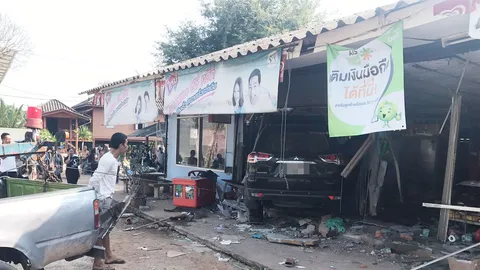 ปาเจโร่แหกโค้งเข้าร้านชำ ชนสมาชิกสภากาแฟมื้อเช้า ตาย1 สาหัส2 