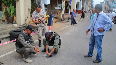 อีโอดีเก็บกู้ระเบิดแสวงเครื่อง มือดีนำมาวางกลาง ถ.เมืองเก่า ตะกั่วป่า