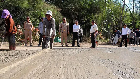 ท้องถิ่นร่วมแรงผุด “ถนนคอนกรีตเสริมไม้ไผ่”