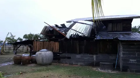 พายุฝนถล่ม 2 ตำบลสุรินทร์ สังกะสีปลิวว่อน บ้านเรือนเสียหายนับสิบ