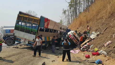 หกล้อวิ่งส่งจยย.มือสอง ลงดอยคาทางไปแม่สอด เบรกแตกชนรถพ่วง ดับ 4 ศพ 