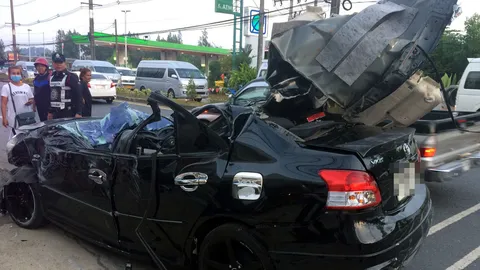 สาวยูเครนซิ่งวีออสหลุดโค้ง ชนเก๋ง-จยย.ฟาดเสาไฟฟ้า เจ็บสาหัสติดคาซากรถ