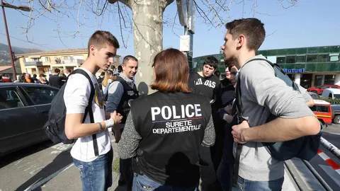 โจ๋ 17 ขนปืนบุกยิงครูใหญ่โรงเรียนฝรั่งเศส เจ็บ 3