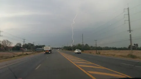 วินาทีพายุลูกเห็บตก ถนนสายหนองคาย-โพนพิสัย รถจอดหลบแทบไม่ทัน (คลิป)