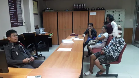 แม่ค้าสาดน้ำมันอ้าง ถูกปาน้ำใส่ก่อน ทำให้ตัวเซไปโดนกระทะ