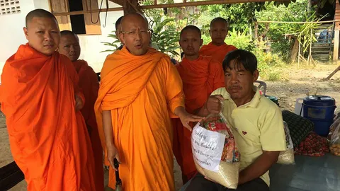 ช่วยเหลือผู้ยากไร้ "พระเยี่ยมโยม" โครงการดีๆ ที่สวรรคโลก 