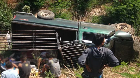 กระบะเสียหลักชนสิบล้อพุ่งตกเหวเส้นฮอด - แม่สะเรียง เด็ก14 ดับ เจ็บอื้อ