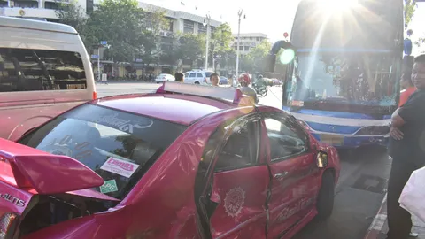 รถทัวร์เบรกแตกที่แยกคอกวัว ชนยับ 11 คันรวด เจ็บ 4 ราย