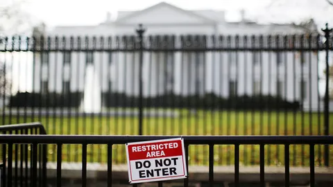 ตำรวจลับรวบชายต้องสงสัย ขับรถบุกทำเนียบขาว อ้างมีระเบิด