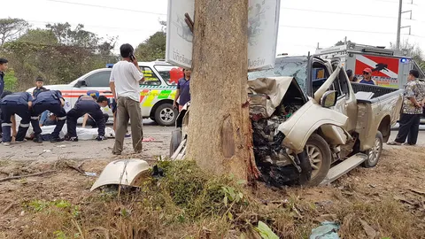 กระบะลุงหนองคาย เสียหลักถนนเป็นคลื่น อัดต้นประดู่รถยับดับคาที่