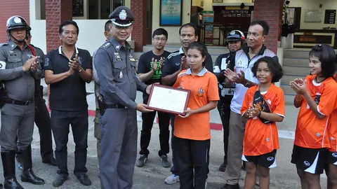 ชื่นชมน้ำใจ สาวน้อยนักตะกร้อลอดห่วงเยาวชน เก็บกระเป๋าเงินคืนเจ้าของ 