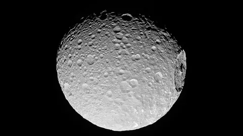 หลุมอุกกาบาตยักษ์บนดวงจันทร์ไมมาส