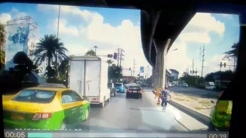 แห่ชื่นชม! ลุงขายพวงมาลัยน้ำใจงาม วิ่งมายกป้าย ให้รถฉุกเฉินผ่าน (ชมคลิป)