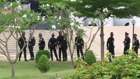 'ไผ่ ดาวดิน' ขึ้นศาลนัดแรก กลุ่มหนุนให้กำลังใจ ตร.ตรึงกำลังเข้ม 