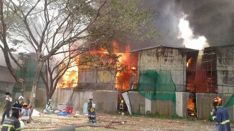 ไฟไหม้แคมป์คนงานย่านเจริญราษฎร์ วอด 10 ห้อง ปภ.เจ็บ 1 คาดไฟลัดวงจร