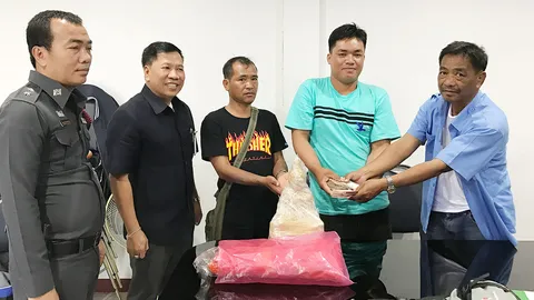 โชคดี! จส.100 ประสานแท็กซี่ 2พ่อลูกลืมกระเป๋าไว้ท้ายรถ จนได้เงินคืน