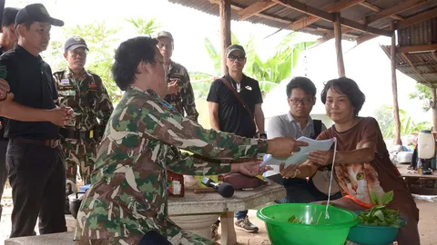 หน.ชุดพญาเสือ นำกำลังติดประกาศ ให้กำนันดัง รื้อสิ่งปลูกสร้างพ้นทับลาน