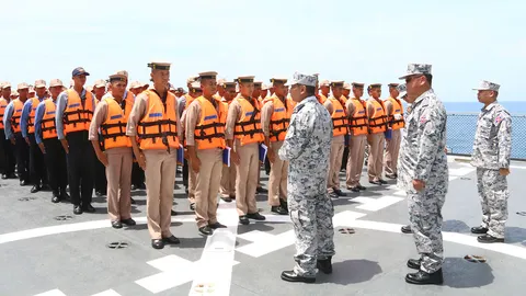 เจ้ากรมยุทธศึกษาฯ ตรวจหมู่เรือฝึกภาคทะเลนักเรียนจ่าทหารเรือปี 2560