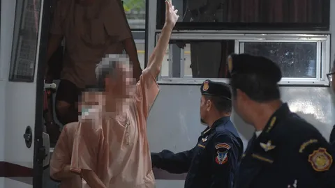 คุม 'เกย์นที' ฟังศาลตัดสินคดีแชร์ยูฟัน เจ้าตัวโบกมือทักทาย ยิ้มไม่หุบ