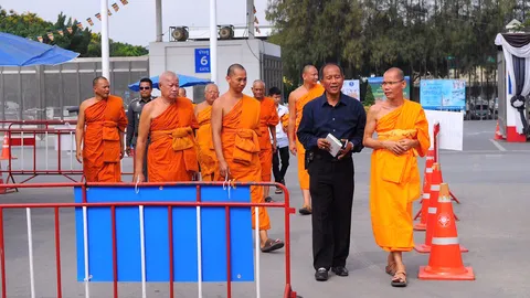 พระเทพรัตนสุธี ส่งเจ้าคณะลำลูกกา-คลองหลวง ตรวจเยี่ยมญาติโยมที่ธรรมกาย
