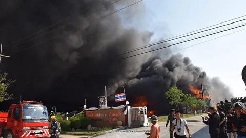 ไฟโหมไหม้โรงงาน ในนิคมฯ ทองโกรว์ วอด 5 โกดัง-ตัวอาคารทรุด(คลิป)