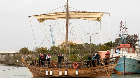ต่อเรือจำลองถอดแบบเรือโบราณเมื่อ 2,500 ปีก่อน
