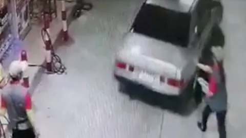 เจ้าของปั๊มร้อง! ชายอ้วนหัวโล้นขับเบนซ์มาเติมแก๊ส ซิ่งหนีหน้าตาเฉย (คลิป)