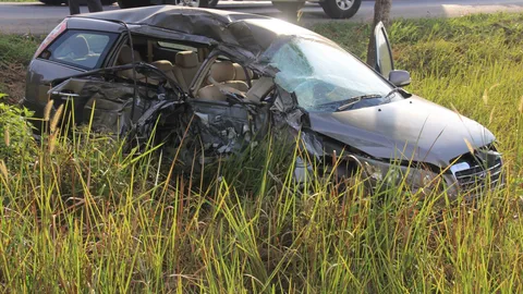 เก๋งมาเลย์พุ่งอัดต้นไม้ร่องเกาะกลางถนนสงขลา รถยับแม่ดับ ลูกสาวเจ็บ