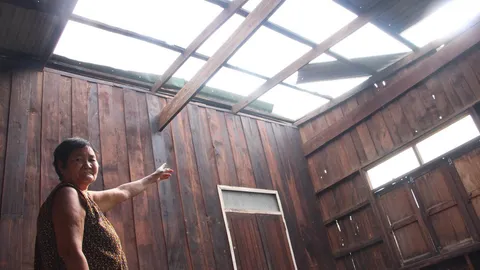 พายุฤดูร้อนพัดถล่มศรีสะเกษ ต้นไม้ใหญ่โค่นทับบ้าน ฟ้าผ่าวัว-ควาย ตาย3 (คลิป)