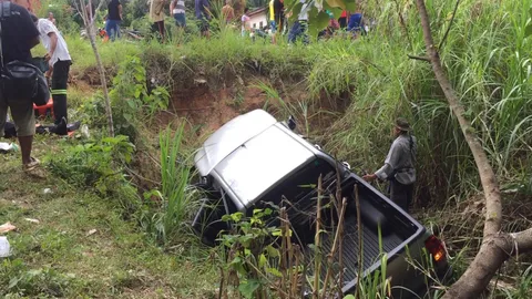 รถไถลข้างทาง หักหลบจยย.นักท่องเที่ยว นายอำเภอกระบี่เสียชีวิตพร้อมคนขับ(คลิป)