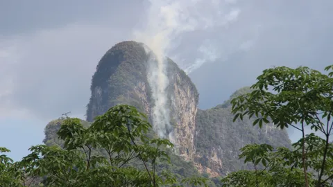 ไฟป่าบนเขาช้างยังคงขยายวงกว้าง รองผู้ว่าฯ พังงา ยันไม่ได้เกิดจากมนุษย์