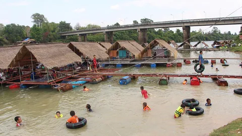 คลายร้อนคึกคัก! ชาวศรีสะเกษ-นักท่องเที่ยว แห่เล่นน้ำ 'แพบ้านแก้ง'