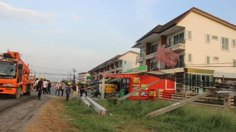 พายุฝนถล่มบางบัวทอง ทำเสาไฟฟ้าโค่นทับบ้านเรือนหลายต้น