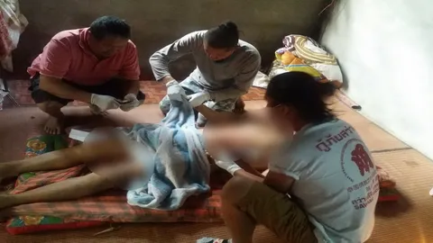 รถไถพลิกคว่ำขณะลงเขา ทับพ่อคอหักตาย ลูกสาว-ลูกชายสาหัสที่ จ.เลย