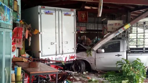 กรุงเทพฯและปริมณฑล ฝนตกถนนลื่นปิกอัพพุ่งเข้าร้าน 2 คันรวด เจ้าของเจ็บ