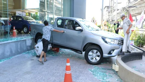 แรงทะลุโชว์รูม! ปิกอัพรุ่นใหม่ พุ่งทะยานชนทะลวงกระจกแตกกระจาย (คลิป)