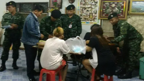 ซุ่มจับผีพนันคาร้านกลางเมืองประจวบฯ มีทั้งหวยล้วงรายวัน แทงบอลไทย-เทศ