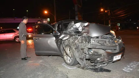 พ.อ. ซิ่งเก๋งเสยท้ายรถรอยูเทิร์นใกล้แยกปากเกร็ดกระเด็น โชคดีไร้เจ็บ