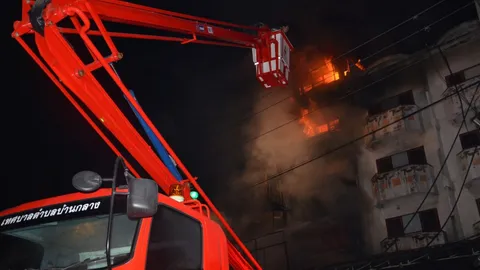 ไฟไหม้อาคารพาณิชย์ เยื้องเทคโนฯ ปทุมธานี วอดหลายคูหา (คลิป)
