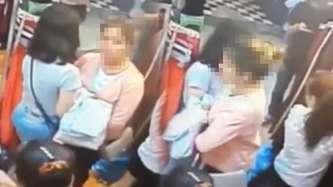 อย่างเนียน! หญิงต่างด้าวล้วงกระเป๋าที่ตะวันนา ก่อนโดนรวบทันควัน (ชมคลิป)