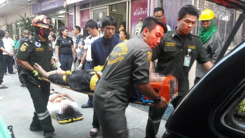 พื้นชั้นสองถล่ม